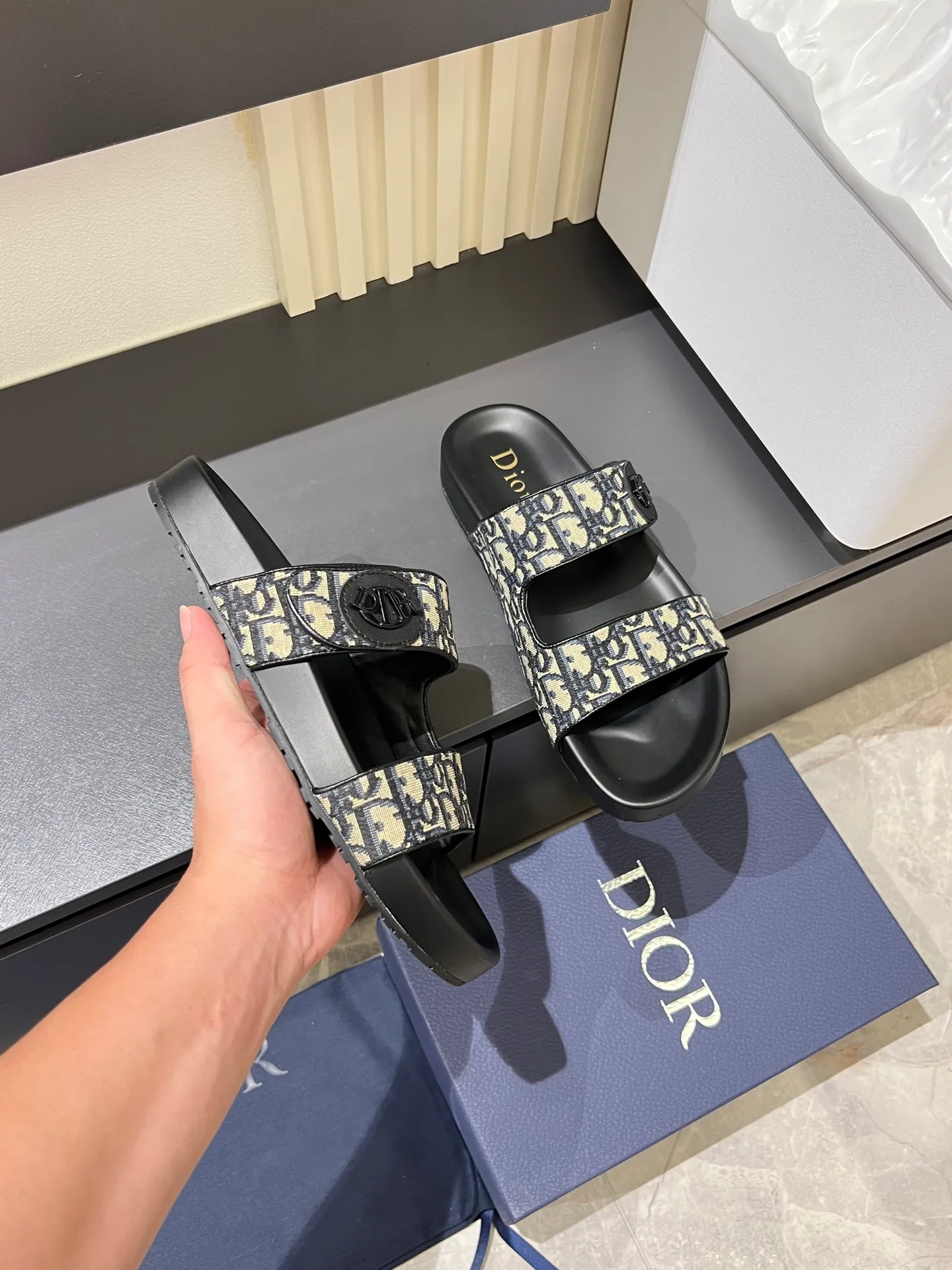 Men's men's shoes 💰p300 Size 38-45 Dior Dior's latest H-Town series Oblique thick sole slippers sandals Original purchase development and production This Dior H-Town sandals pay tribute to the classic logo of sports style and highlight Dior's high-end spirit. Crafted from black rubber with a beige and black Oblique printed upper, it's accentuated with tonal calfskin details. The rubber sole incorporates a variety of elements and is embellished with the Dior logo for a refined, futuristic look. Can be worn with shorts or jeans. Comes with exquisite packaging at the counter 🛍📦 ▪️ Fabric: Original customized imported Oblique embroidery ▪️ Lining: Imported soft sheepskin ▪️ Sole: Original molded ultra-light foam material ▪️ Bottom thickness: 4CM
